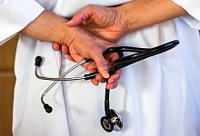 Eine &Auml;rztin h&auml;lt ein Stethoskop in den H&auml;nden - Foto: Jens B&uuml;ttner