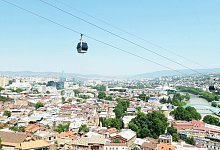 Eine Seilbahn f&auml;hrt &uuml;ber Tiflis in Georgien - Foto: Annette Meinke-Carstanjen/dpa-tmn