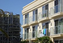 Eine Baustell eneben einem Hotel - Andrea Warnecke/dpa-tmn