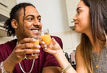 Zwei Personen trinken aus Shotgläsern - Christin Klose/dpa-tmn