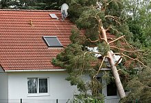 Unwetterschäden an einem Haus - Hendrik Schmidt/dpa/dpa-tmn