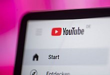 Immer wieder kommt es vor, dass Nutzer unerlaubt Videos mit Musik auf YouTube einstellen. - Fabian Sommer/dpa