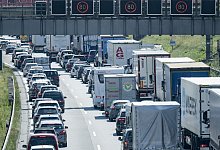 Stau in den Ferien - Foto: Axel Heimken/dpa