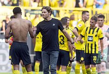 Dortmunds Trainer Edin Terzic (M.) musste nach der Niederlage gegen Bremen seine Spieler aufbauen. - Bernd Thissen/dpa