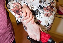 Betreuerin hilft einer Seniorin mit Rollator - Klaus-Dietmar Gabbert/dpa-tmn