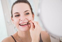 Zahnhygiene mit einer Interdentalb&uuml;rste - Christin Klose/dpa Themendienst/dpa-tmn