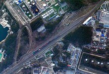 Das Satellitenbild zeigt Sch&auml;den durch Explosionen und Br&auml;nde in zwei &Ouml;ldepots in Brjansk. Die Br&auml;nde ereigneten sich vor wenigen Tagen in einem russischen &Ouml;ldepot unweit der Grenze zur Ukraine. - Planet Labs Pbc/Planet Labs PBC/AP/dpa