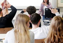 Schüler melden sich im Unterricht - Roland Weihrauch/dpa/dpa-tmn