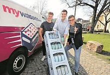 Teamarbeit: Mitarbeiter Levin Hoffmann (von links) unterst&uuml;tzt die Gr&uuml;nder Arne W&uuml;llner und Felix Buschkotte bei ihrer Mission. - Wolfgang Rudolf/nw