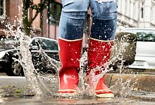 Rote Kindergummistiefel - Christin Klose/dpa-tmn