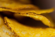 Einige gestapelte Kartoffelchips - Rolf Vennenbernd/dpa/dpa-tmn