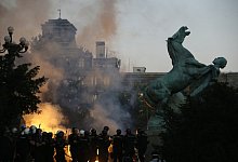 Rauch &uuml;ber Belgrad - Foto: Darko Vojinovic/AP/dpa