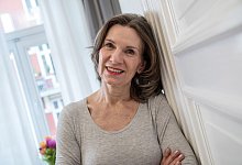 Eine Frau lehnt an einer Wand - Christin Klose/dpa-tmn