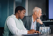 Arbeitsgespräch - Zacharie Scheurer/dpa-tmn