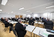 Bisch&ouml;fe im Tagungsraum bei der Er&ouml;ffnung der Fr&uuml;hjahrsvollversammlung der Deutschen Bischofskonferenz (DBK). - Julia Steinbrecht/KNA/dpa