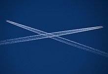Flugzeuge am blauen Himmel - Arne Dedert/dpa
