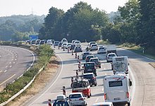Dichtes Verkehrsaufkommen auf der A1 - Foto: Georg Wendt/dpa