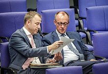 Mario Czaja und Friedrich Merz - Kay Nietfeld/dpa