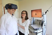 Psychologin Nicole Dukart passt das Headset der VR-Brille an, die Udo Schneider, Leiter des medizinischen Zentrums f&uuml;r seelische Gesundheit, aufgesetzt hat, um in eine virtuelle Welt mit Spinnen eintauchen zu k&ouml;nnen. - Carolin Nieder-Entgelmeier