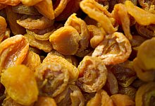 Getrocknete Aprikosen liegen in einer Auslage - Andrea Warnecke/dpa-tmn