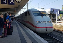 Feature / Symbol: ICE 05/19 pp Ein ICE mit Fahrtrichtung Berlin am... - picture alliance / teutopress