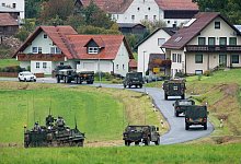Milit&auml;rfahrzeuge - Foto: Armin Weigel/dpa/Archiv