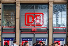 Reisende im Hauptbahnhof - Andreas Arnold/dpa