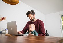 Mann mit Kleinkind im Homeoffice - Christin Klose/dpa-tmn