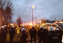 Dresden-Fans zünden Pyros - HANDYFOTO: JENS REICHENBACH