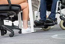 Rollstuhlfahrer in einem B&uuml;ro - Christin Klose/dpa-tmn