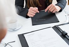 Bewerberin in Vorstellungsgespräch - Christin Klose/dpa-tmn