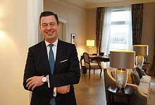 Hotel-Direktor Ingo C. Peters in einer Suite des Grandhotels &laquo;Vier Jahreszeiten&raquo;. - Marcus Brandt/dpa