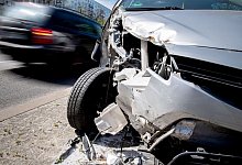 Ein heftiger Schaden an einem Fahrzeug - Zacharie Scheurer/dpa-tmn