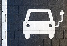 E-Autos - Julian Stratenschulte/dpa/Symbolbild