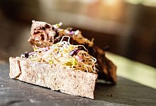 Sprossen als Topping auf einem Brot - Franziska Gabbert/dpa-tmn