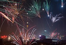 Feuerwerksk&ouml;rper &uuml;ber dem Himmel von Berlin - picture alliance / dpa