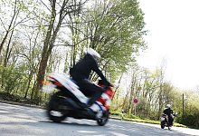 Motorrad - Illustration - Roland Weihrauch/dpa