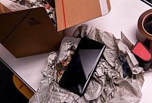 Ein Smartphone wird f&uuml;r den Verkauf verpackt - Christin Klose/dpa-tmn