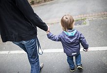 Mutter mit Sohn - Marcel Kusch/dpa