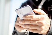 Surfen auf dem iPhone - Foto: Zacharie Scheurer/dpa-tmn