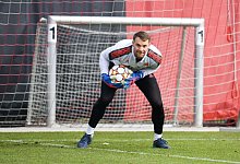 Kurz vor seinem Comeback hechtet Torwart Manuel Neuer wieder über den Platz. - Tobias Hase/dpa