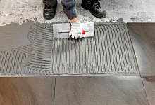 Fliesen verlegen - Foto: Markus Scholz/dpa-tmn