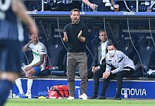 Markus Weinzierls Augsburger sind nach dem Sieg dem Klassenerhalt nahe. - David Inderlied/dpa