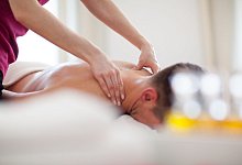 Mann bei der Behandlung in einem Massagestudio - Christin Klose/dpa-tmn