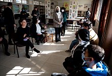 Bei einem Besuch in Jordanien im Februar spricht Au&szlig;enministerin Annalena Baerbock (Gr&uuml;nen) mit Pal&auml;stinenserinnen und Pal&auml;stinensern in einem UN-Fl&uuml;chtlingslager. - Fabian Sommer/dpa