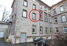 Aus diesem Fenster sprang der verurteilte Straft&auml;ter, danach lief er davon. - FOTO: KIEL-STEINKAMP