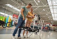 Ein Paar begutachtet einen Fahrradheckträger - Christin Klose/dpa-tmn