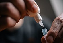 Eine L&ouml;sung wird in das Testr&ouml;hrchen gef&uuml;llt - Foto: Zacharie Scheurer/dpa-tmn