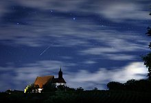 Sternschnuppe über Wallfahrtskirche - Karl-Josef Hildenbrand/dpa