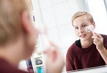 Frau wäscht ihr Gesicht - Christin Klose/dpa-tmn